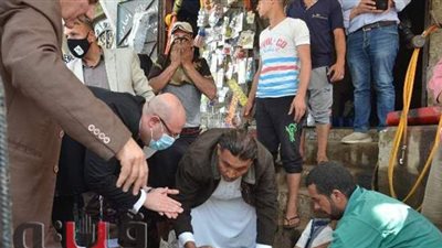 محافظ بنى سويف يوقف موكبه لإسعاف مصاب في حادث 