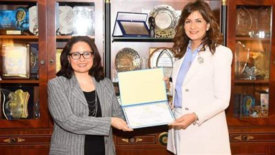 وزيرة الهجرة تكرم الموظفة المثالية في شهر المرأة لهذا العام