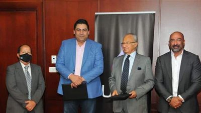 المصرية للاتصالات وأبطال العاشر من رمضان توقعان اتفاقية تعاون لإنشاء شبكة الاتصالات بالقرية