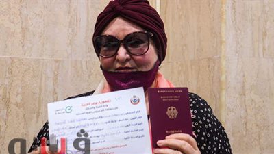 أول سيدة أجنبية تتلقى لقاح كورونا في مطروح | فيديو وصور