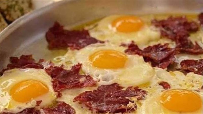 البيض بالبسطرمة