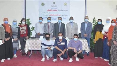 رئيس جامعة الوادي الجديد يشهد تسليم الدفعة الأولى من مكافأة حاضنات الفائقين