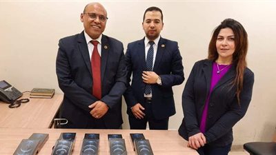 إحباط تهريب تليفونات أسفل ملابس راكبة بمطار القاهرة