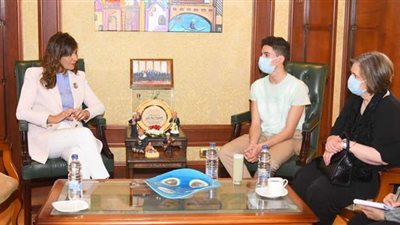 وزيرة الهجرة تستقبل 