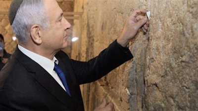 للفوز بالانتخابات.. نتنياهو وزوجته يتضرعان إلى حائط البراق | صور