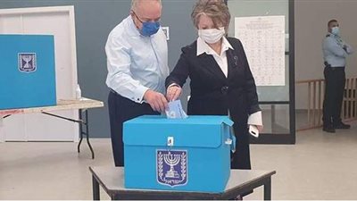 أفيجدور ليبرمان يدلي بصوته في انتخابات الكنيست برفقة زوجته