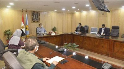 محافظ أسيوط يستعرض جهود توفير أراضي مشروعات تطوير الريف