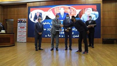 سعفان والمحافظ يسلمان 5344 بوليصة تأمين للصيادين والعمالة بالدقهلية