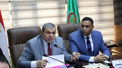 سعفان ومحافظ الدقهلية يلتقيان العمالة العائدة من الخارج