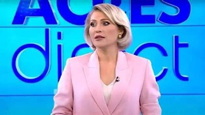 امرأة عارية تقتحم الاستوديو وتهاجم مذيعة مشهورة خلال بث مباشر | فيديو