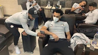 وصلة مزاح بين صلاح وقفشة بمطار القاهرة قبل السفر إلى نيروبي