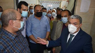 محافظ المنيا يطمئن على 37 عاملا أصيبوا باختناق العاصفة