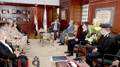 محافظ بني سويف يعقد اجتماعا للحد من حوادث طريق الكريمات