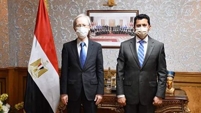 نقل التجربة المصرية لأولمبياد طوكيو.. وزير الرياضة يلتقي سفير اليابان