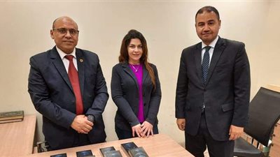 ضبط راكبة حاولت تهريب هواتف حول جسدها بمطار القاهرة