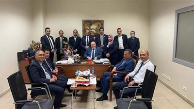 مطار القاهرة يكرم العاملين بالجمارك لمجهوداتهم في صد محاولات التهريب