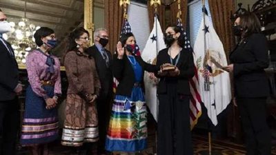 تنورة قوس قزح.. وزيرة الداخلية الأمريكية الجديدة تثير الجدل