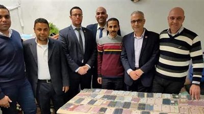 ضبط راكب أخفى 72 هاتفا «على بطنه» بمطار برج العرب