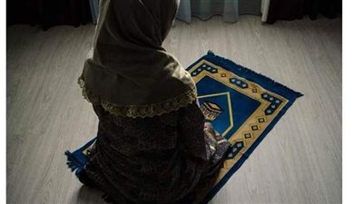ما هي هيئة الجلوس والسجود الصحيحة للمرأة في الصلاة؟.. الإفتاء توضح