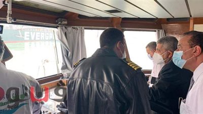 أسامة ربيع: انتظام حركة الملاحة بمجرى القناة الأصلية و8 قاطرات لسحب السفينة الجانحة