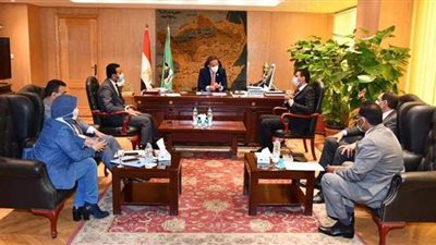 محافظ الفيوم ووفد وزارة الخارجية يبحثان إعادة تشغيل مكتب التصديقات