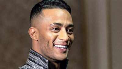 محمد رمضان يقبل رأس فتاة ويدها بالإسكندرية.. لهذا السبب | فيديو