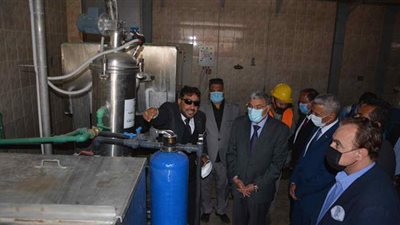 التشغيل التجريبي لمصنع العسل الأسود بملوي بعد تطويره | صور