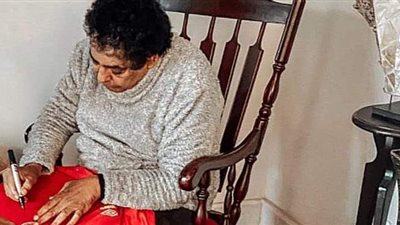 تسقط العنصرية.. محمد منير يوقع على تيشيرت الأهلي