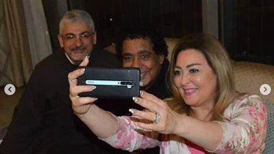 رئيس المركز الكاثوليكي للسينما يزور محمد منير ويهديه مصحفا | صور