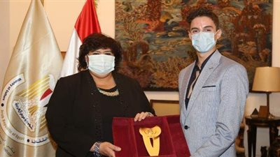 وزيرة الثقافة تكرم لوكا عبد النور أول مصري يفوز في مسابقة للباليه بسويسرا