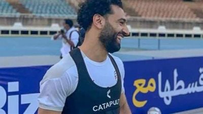 فخر العرب ومصر.. محمد صلاح يحمل الكرات في تدريب المنتخب
