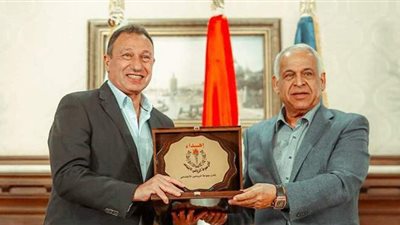 الخطيب يتبادل الدروع مع رئيس سموحة