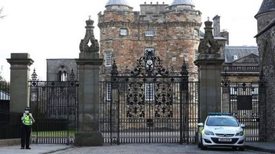 شرطة إسكتلندا تعثر على جسم مشبوه بقصر الملكة إليزابيث