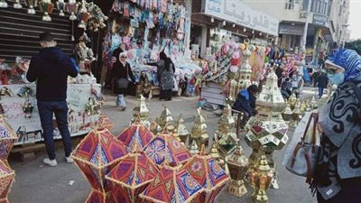 على الأصل دور.. الفانوس الصاج يحتل أسواق الإسكندرية.. باعة الفوانيس: رخص سعره وأشكاله الجذابة تلقى الإقبال.. وفرحة للغلابة