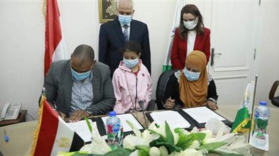 حكاية سائقة التروسيكل بالجيزة.. تولت تربية بناتها الـ5 بعد سجن زوجها.. الرئيس يكلف بتلبية احتياجاتها..والمحافظ يسلمها شقة ومحل