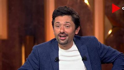 رغم عشقه للمهنة.. سر رفض محمود عبد العزيز دخول أبنائه التمثيل | فيديو