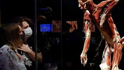 أصحاب القلوب الضعيفة يمتنعون.. معرض لجثث وأعضاء بشرية يثير جدلا في موسكو | صور