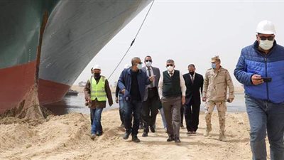 تعليق حركة الملاحة في قناة السويس مؤقتا | صور