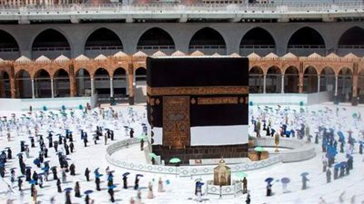 السلطات السعودية تضبط آسيويين حاولا تهريب 7 قطع من كسوة الكعبة