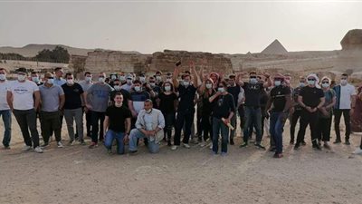 طاقم حاملة المروحيات البرمائية ميسترال يزور الأهرامات وسقارة