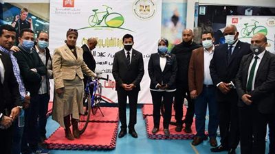 وزير الرياضة يسلم دراجات مبادرة 