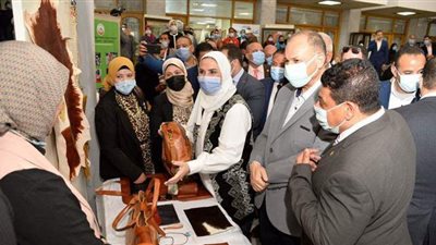 وزيرة التضامن تتفقد معرض للحرف التراثية وآخر للفنون التشكيلية| فيديو