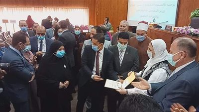 وزيرة التضامن تكرم الأمهات المثاليات فى أسيوط | فيديو وصور