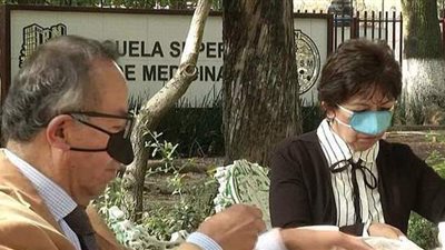 ترتديها عند تناول الطعام.. كمامة الأنف تثير السخرية بالمكسيك| فيديو وصور