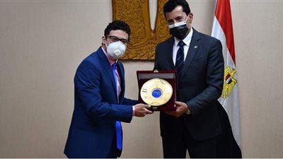 وزير الرياضة يكرم اثنين من الأبطال أصحاب القدرات الخاصة