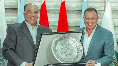 الخطيب ومصيلحي يتبادلان الدروع التذكارية والأعلام