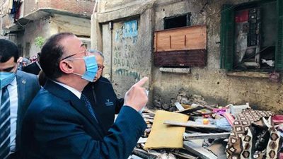 مصرع وإصابة 3 أشخاص في انهيار سقف عقار بالإسكندرية | صور