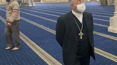 مطران المارونية خلال زيارته لمسجد 