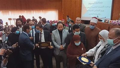 وزيرة التضامن تكرم المتحررات من الأمية بأسيوط وتمنحهن شهادات تقدير | فيديو