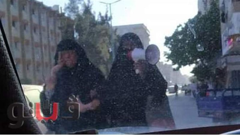 متسولتان بميكروفون